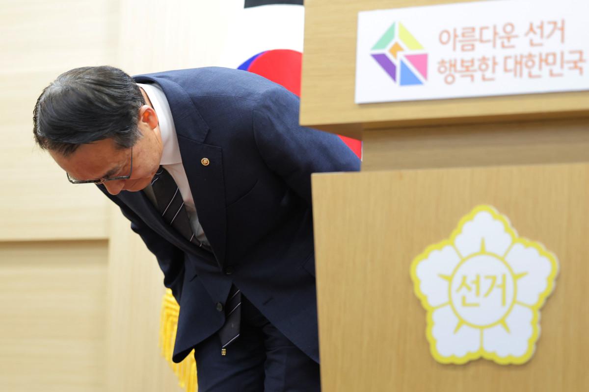 ▲허철훈 중앙선거관리위원회 사무총장이 6·3 지방선거 본투표일인 3일 경기 과천 중앙선관위에서 투표용지 부족 사태 관련 대국민 사과를 하고 있다. (연합뉴스)