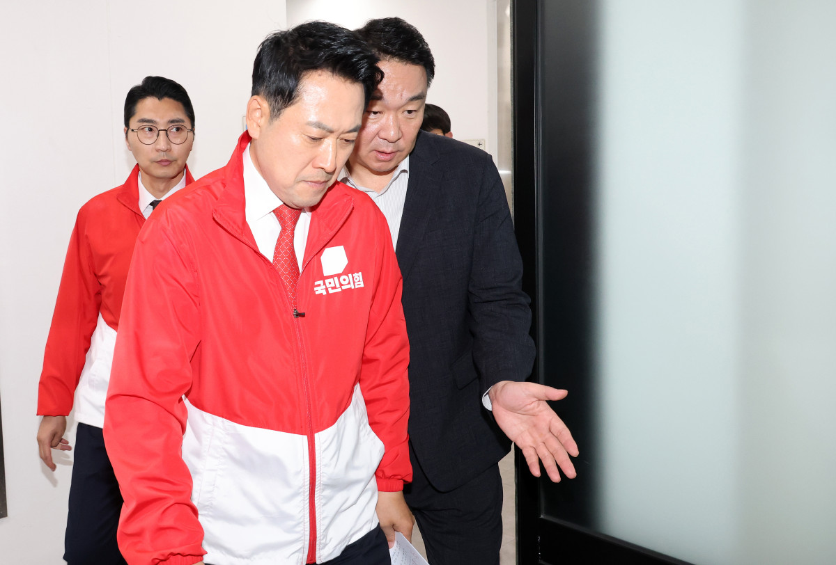 ▲국민의힘 장동혁 상임선거대책위원장이 3일 여의도 중앙당사 개표상황실에서 투표용지 부족 사태와 관련한 긴급 현안 브리핑을 위해 이동하고 있다. (연합뉴스)