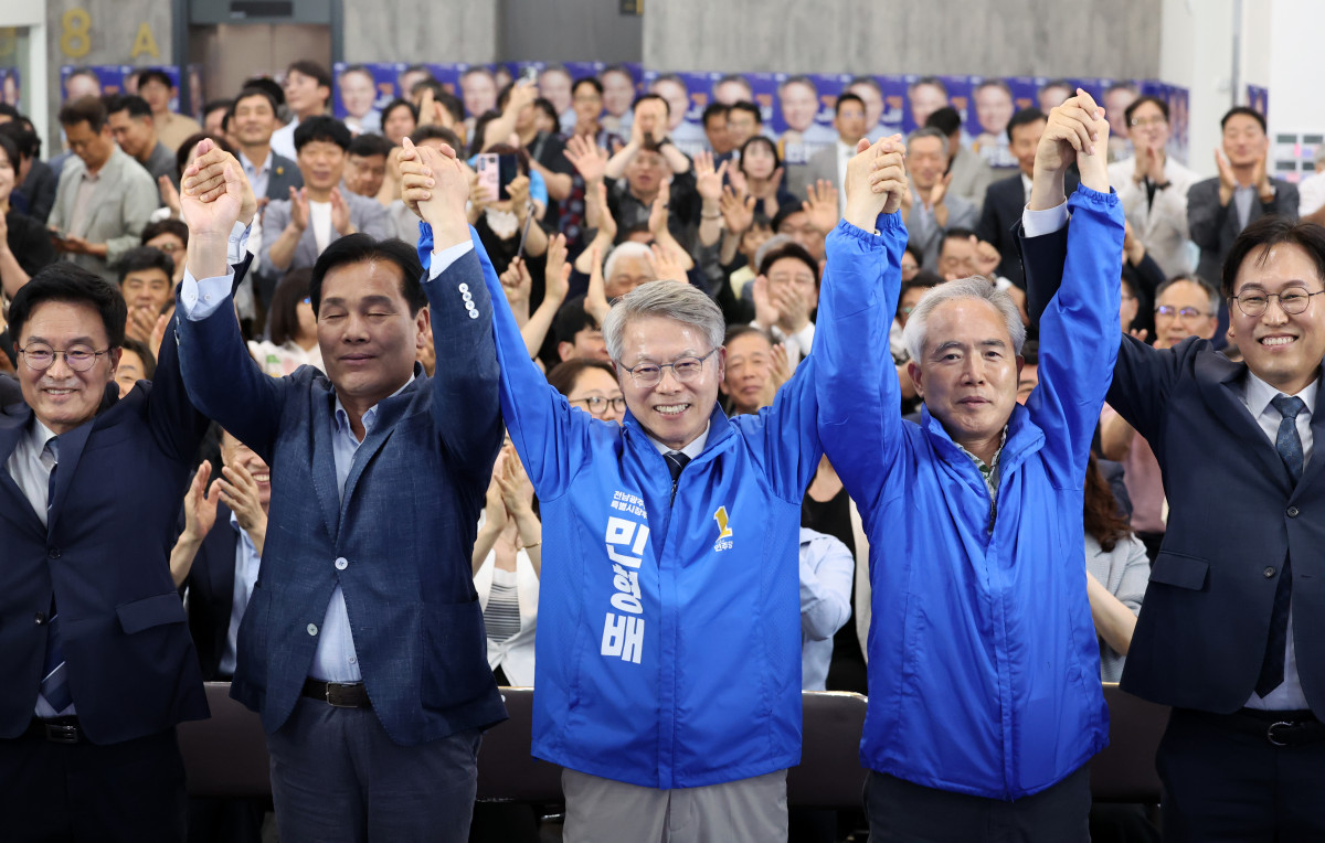 ▲더불어민주당 민형배 전남광주통합특별시장 후보가 3일 오후 광주 서구 마륵동에 있는 선거사무소에서 출구조사 결과를 본 뒤 만세하고 있다. (연합뉴스)