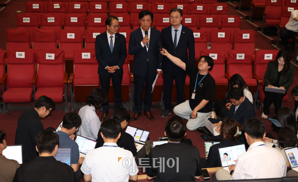 ▲더불어민주당 총괄선대본부장을 맡은 조승래 사무총장이 3일 서울 여의도 국회 의원회관에 마련된 제9회 전국동시지방선거 및 국회의원 재보궐선거 개표종합상황실에서 투표용지 부족 사태와 관련한 입장을 밝히고 있다. 조 사무총장은 이날 "국민의힘이 주장하는 개표 중단은 일고의 가치가 없다"며 "선관위에는 철저하게 책임을 물을 것"이라고 말했다. 앞서 장동혁 국민의힘 대표는 중앙당사 브리핑에서 "투표용지 부족 사태로 서울시 유권자의 투표권과 참정권이 심각하게 침해됐다"며 "즉시 개표를 중단하고 진상 파악 결과에 따라 재선거를 실시해야 한다"고 주장했다. 고이란 기자 photoeran@