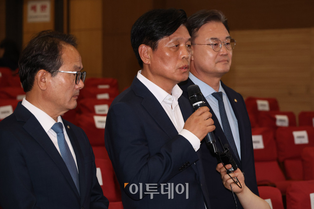 ▲더불어민주당 총괄선대본부장을 맡은 조승래 사무총장이 3일 서울 여의도 국회 의원회관에 마련된 제9회 전국동시지방선거 및 국회의원 재보궐선거 개표종합상황실에서 투표용지 부족 사태와 관련한 입장을 밝히고 있다. 조 사무총장은 이날 "국민의힘이 주장하는 개표 중단은 일고의 가치가 없다"며 "선관위에는 철저하게 책임을 물을 것"이라고 말했다. 앞서 장동혁 국민의힘 대표는 중앙당사 브리핑에서 "투표용지 부족 사태로 서울시 유권자의 투표권과 참정권이 심각하게 침해됐다"며 "즉시 개표를 중단하고 진상 파악 결과에 따라 재선거를 실시해야 한다"고 주장했다. 고이란 기자 photoeran@