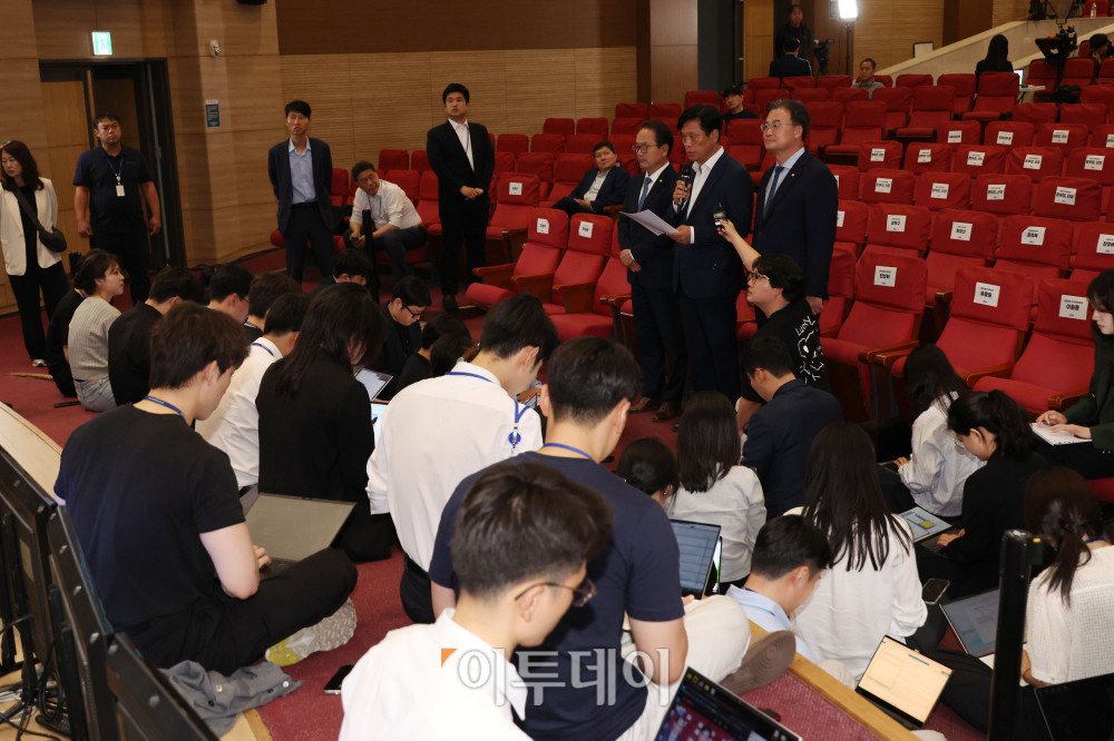 ▲더불어민주당 총괄선대본부장을 맡은 조승래 사무총장이 3일 서울 여의도 국회 의원회관에 마련된 제9회 전국동시지방선거 및 국회의원 재보궐선거 개표종합상황실에서 투표용지 부족 사태와 관련한 입장을 밝히고 있다. 조 사무총장은 이날 "국민의힘이 주장하는 개표 중단은 일고의 가치가 없다"며 "선관위에는 철저하게 책임을 물을 것"이라고 말했다. 앞서 장동혁 국민의힘 대표는 중앙당사 브리핑에서 "투표용지 부족 사태로 서울시 유권자의 투표권과 참정권이 심각하게 침해됐다"며 "즉시 개표를 중단하고 진상 파악 결과에 따라 재선거를 실시해야 한다"고 주장했다. 고이란 기자 photoeran@