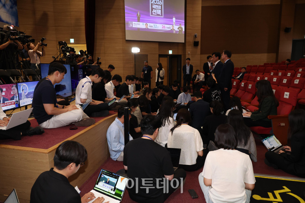 ▲더불어민주당 총괄선대본부장을 맡은 조승래 사무총장이 3일 서울 여의도 국회 의원회관에 마련된 제9회 전국동시지방선거 및 국회의원 재보궐선거 개표종합상황실에서 투표용지 부족 사태와 관련한 입장을 밝히고 있다. 조 사무총장은 이날 "국민의힘이 주장하는 개표 중단은 일고의 가치가 없다"며 "선관위에는 철저하게 책임을 물을 것"이라고 말했다. 앞서 장동혁 국민의힘 대표는 중앙당사 브리핑에서 "투표용지 부족 사태로 서울시 유권자의 투표권과 참정권이 심각하게 침해됐다"며 "즉시 개표를 중단하고 진상 파악 결과에 따라 재선거를 실시해야 한다"고 주장했다. 고이란 기자 photoeran@