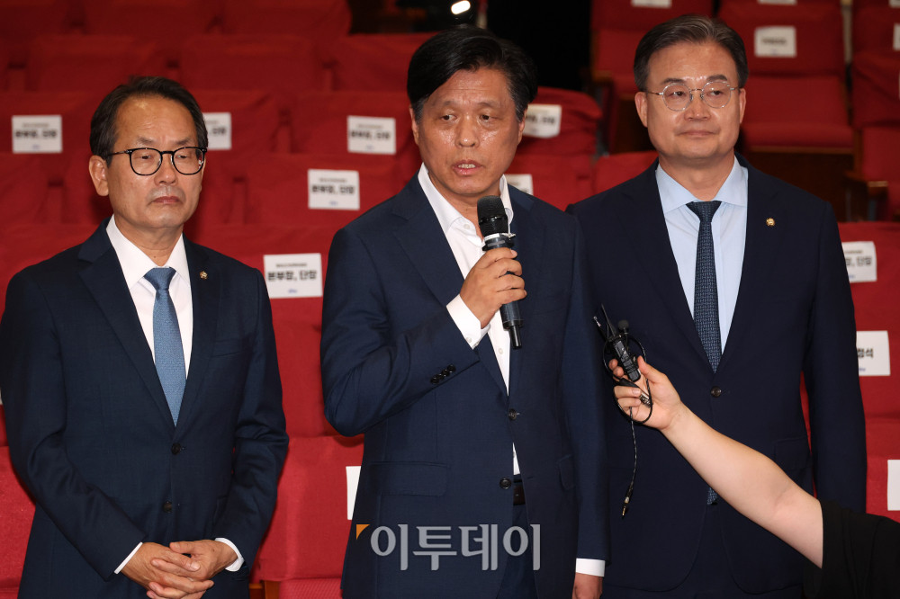 ▲더불어민주당 총괄선대본부장을 맡은 조승래 사무총장이 3일 서울 여의도 국회 의원회관에 마련된 제9회 전국동시지방선거 및 국회의원 재보궐선거 개표종합상황실에서 투표용지 부족 사태와 관련한 입장을 밝히고 있다. 조 사무총장은 이날 "국민의힘이 주장하는 개표 중단은 일고의 가치가 없다"며 "선관위에는 철저하게 책임을 물을 것"이라고 말했다. 앞서 장동혁 국민의힘 대표는 중앙당사 브리핑에서 "투표용지 부족 사태로 서울시 유권자의 투표권과 참정권이 심각하게 침해됐다"며 "즉시 개표를 중단하고 진상 파악 결과에 따라 재선거를 실시해야 한다"고 주장했다. 고이란 기자 photoeran@
