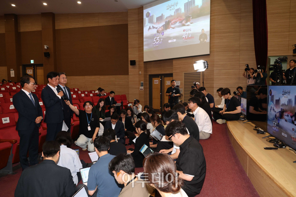 ▲더불어민주당 총괄선대본부장을 맡은 조승래 사무총장이 3일 서울 여의도 국회 의원회관에 마련된 제9회 전국동시지방선거 및 국회의원 재보궐선거 개표종합상황실에서 투표용지 부족 사태와 관련한 입장을 밝히고 있다. 조 사무총장은 이날 "국민의힘이 주장하는 개표 중단은 일고의 가치가 없다"며 "선관위에는 철저하게 책임을 물을 것"이라고 말했다. 앞서 장동혁 국민의힘 대표는 중앙당사 브리핑에서 "투표용지 부족 사태로 서울시 유권자의 투표권과 참정권이 심각하게 침해됐다"며 "즉시 개표를 중단하고 진상 파악 결과에 따라 재선거를 실시해야 한다"고 주장했다. 고이란 기자 photoeran@