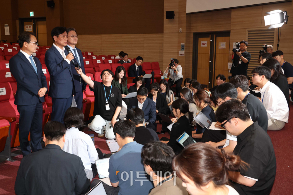 ▲더불어민주당 총괄선대본부장을 맡은 조승래 사무총장이 3일 서울 여의도 국회 의원회관에 마련된 제9회 전국동시지방선거 및 국회의원 재보궐선거 개표종합상황실에서 투표용지 부족 사태와 관련한 입장을 밝히고 있다. 조 사무총장은 이날 "국민의힘이 주장하는 개표 중단은 일고의 가치가 없다"며 "선관위에는 철저하게 책임을 물을 것"이라고 말했다. 앞서 장동혁 국민의힘 대표는 중앙당사 브리핑에서 "투표용지 부족 사태로 서울시 유권자의 투표권과 참정권이 심각하게 침해됐다"며 "즉시 개표를 중단하고 진상 파악 결과에 따라 재선거를 실시해야 한다"고 주장했다. 고이란 기자 photoeran@