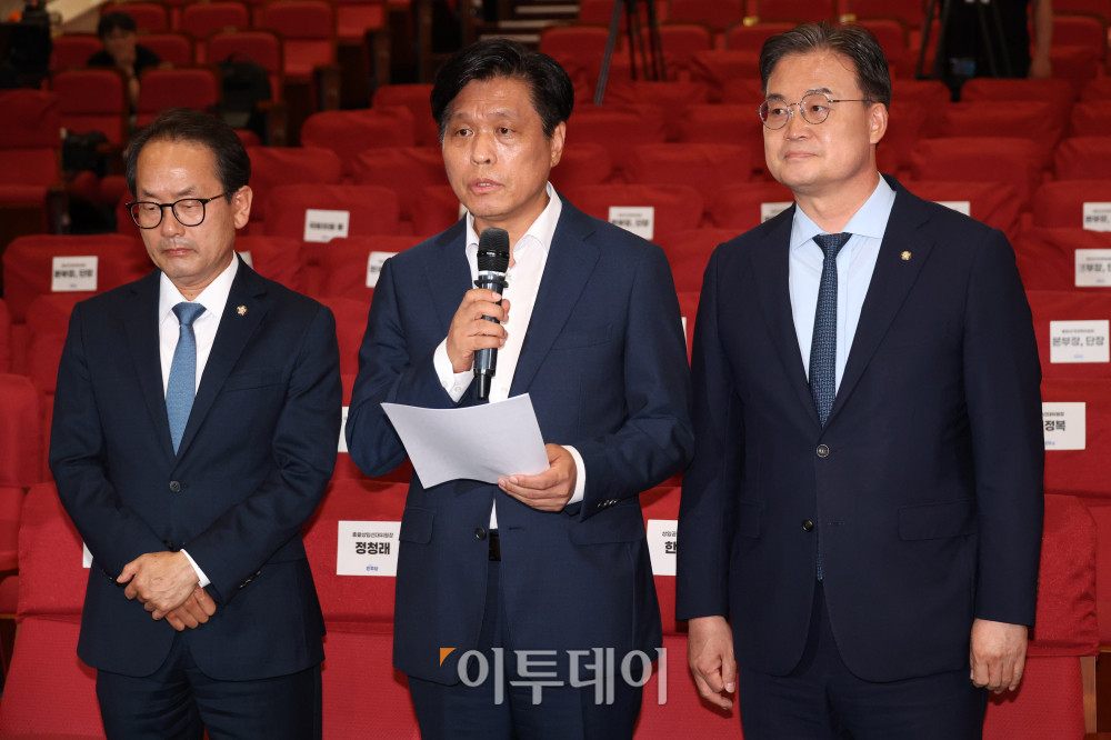 ▲더불어민주당 총괄선대본부장을 맡은 조승래 사무총장이 3일 서울 여의도 국회 의원회관에 마련된 제9회 전국동시지방선거 및 국회의원 재보궐선거 개표종합상황실에서 투표용지 부족 사태와 관련한 입장을 밝히고 있다. 조 사무총장은 이날 "국민의힘이 주장하는 개표 중단은 일고의 가치가 없다"며 "선관위에는 철저하게 책임을 물을 것"이라고 말했다. 앞서 장동혁 국민의힘 대표는 중앙당사 브리핑에서 "투표용지 부족 사태로 서울시 유권자의 투표권과 참정권이 심각하게 침해됐다"며 "즉시 개표를 중단하고 진상 파악 결과에 따라 재선거를 실시해야 한다"고 주장했다. 고이란 기자 photoeran@