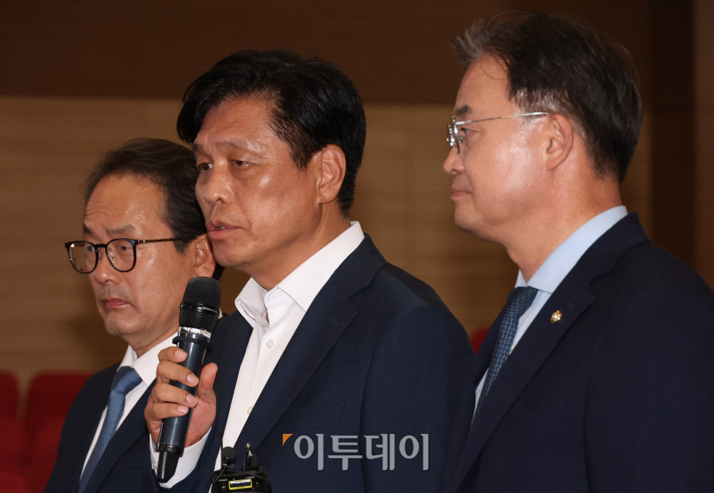▲더불어민주당 총괄선대본부장을 맡은 조승래 사무총장이 3일 서울 여의도 국회 의원회관에 마련된 제9회 전국동시지방선거 및 국회의원 재보궐선거 개표종합상황실에서 투표용지 부족 사태와 관련한 입장을 밝히고 있다. 조 사무총장은 이날 "국민의힘이 주장하는 개표 중단은 일고의 가치가 없다"며 "선관위에는 철저하게 책임을 물을 것"이라고 말했다. 앞서 장동혁 국민의힘 대표는 중앙당사 브리핑에서 "투표용지 부족 사태로 서울시 유권자의 투표권과 참정권이 심각하게 침해됐다"며 "즉시 개표를 중단하고 진상 파악 결과에 따라 재선거를 실시해야 한다"고 주장했다. 고이란 기자 photoeran@