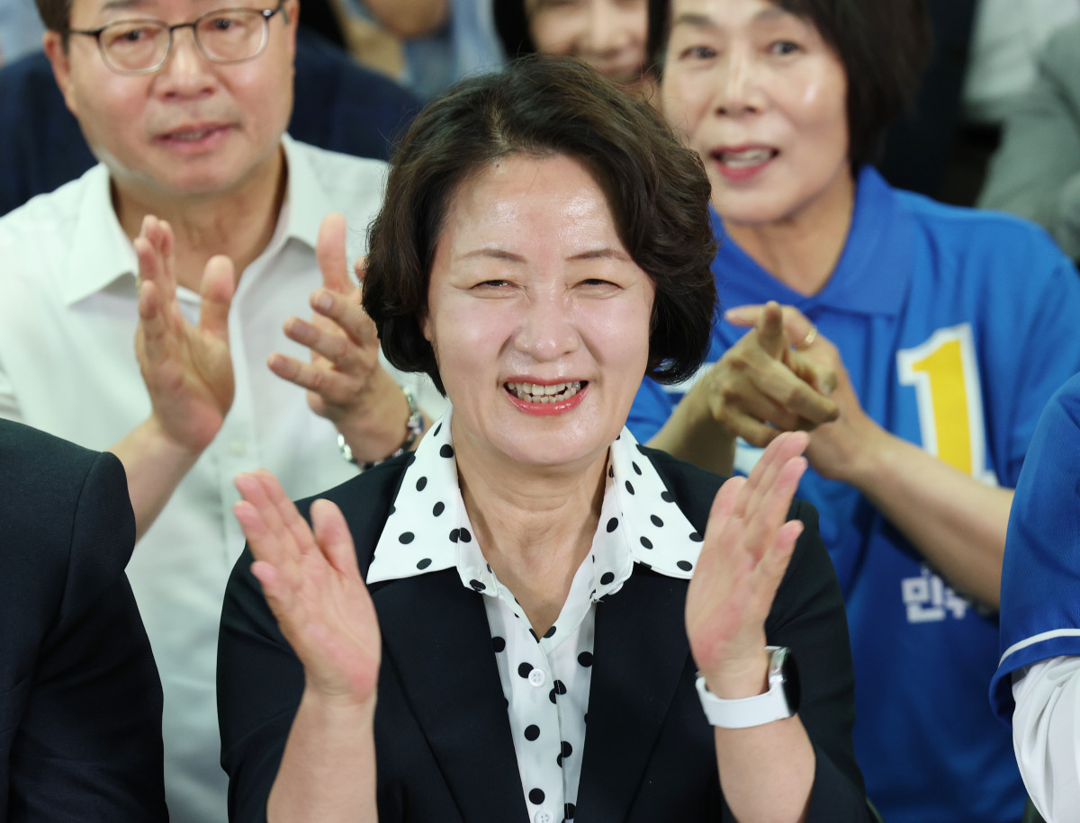 ▲제9회 전국동시지방선거 경기도지사에 출마한 더불어민주당 추미애 후보가 3일 경기도 수원시 선거사무소에서 출구조사 결과를 지켜본 뒤 기뻐하고 있다. (연합뉴스)