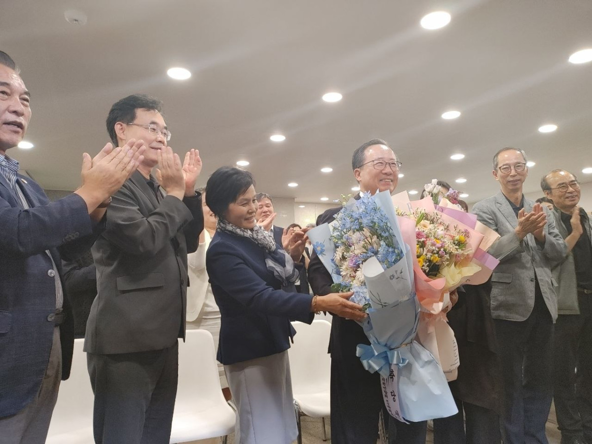 ▲김석준 교육감이 지지자들의 당선 축하 꽃다발을 받고 있다. (서영인기자 @hihiro)