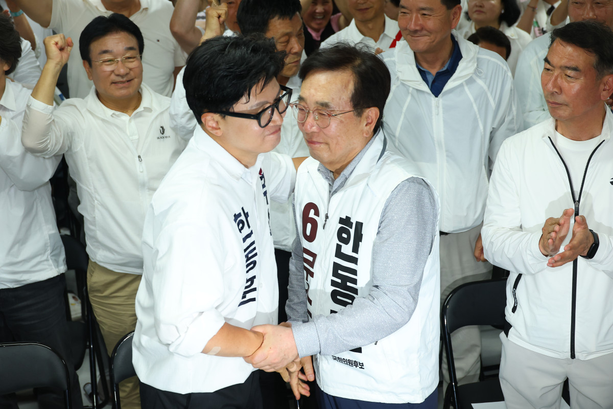 ▲무소속 한동훈 부산 북갑 국회의원 보궐선거 후보가 4일 부산 북구 선거사무소에서 선거방송을 시청하기 위해 입장해 서병수 명예선대위원장과 포옹하고 있다. (연합뉴스)