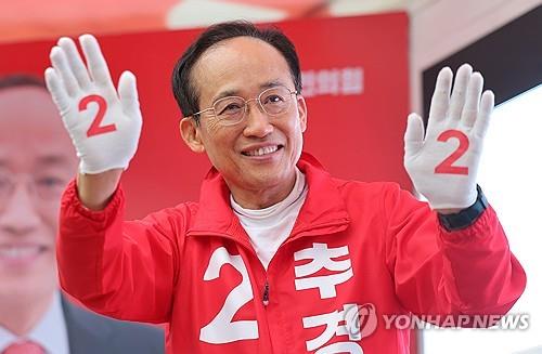 ▲국민의힘 추경호 대구시장 후보가 21일 대구 반월당네거리에서 출근길 인사를 하고 있다. (연합뉴스)