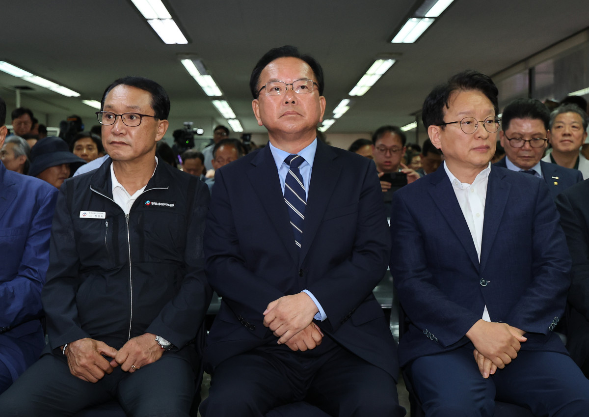 ▲더불어민주당 김부겸 대구시장 후보가 3일 대구 달서구 두류네거리 선거사무소에서 출구조사 결과를 기다리고 있다. (연합뉴스)