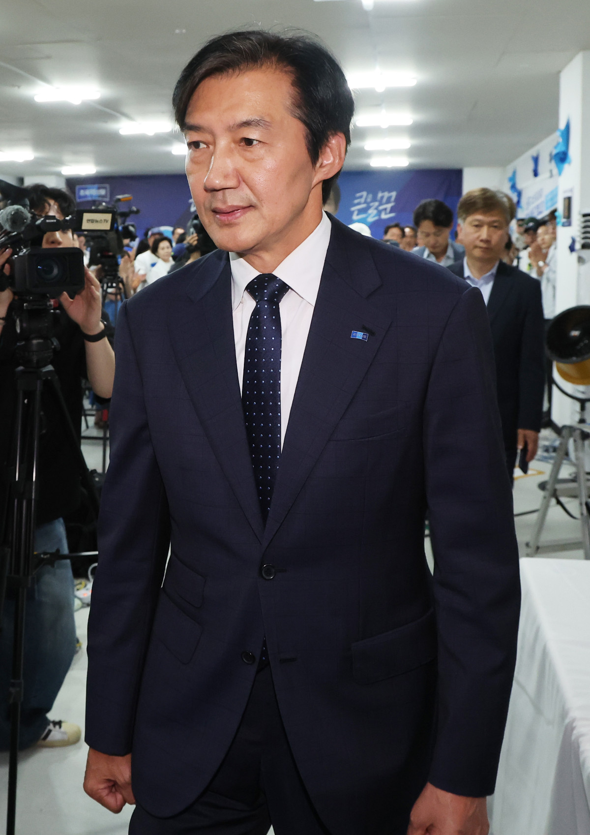 ▲경기 평택을 국회의원 재선거에 출마한 조국혁신당 조국 후보가 4일 경기도 평택시 선거사무소에서 선거 패배를 인정한 후 떠나고 있다. (연합뉴스)
