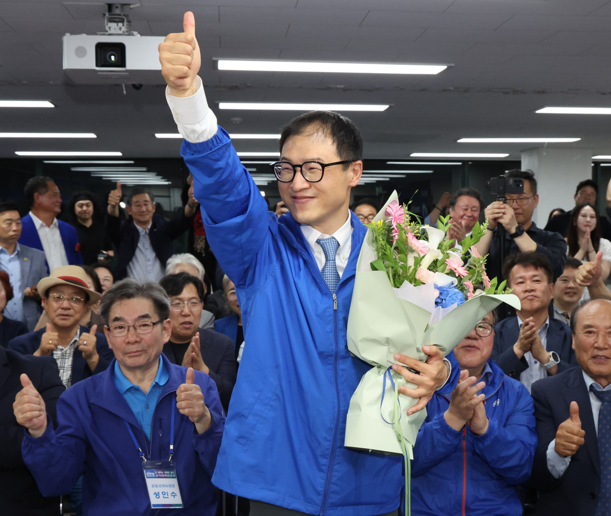 ▲더불어민주당 김상욱 울산시장 후보가 3일 울산시 남구 자신의 선거사무소에서 당선이 확실시되자 꽃다발을 받고 환호하고 있다. (연합뉴스)