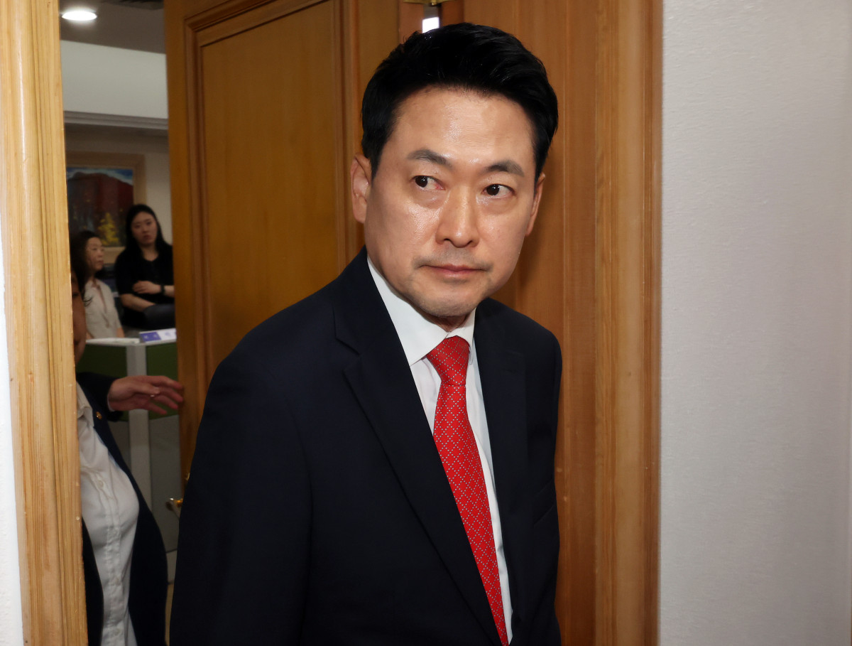 ▲국민의힘 장동혁 상임선거대책위원장이 4일 투표용지 부족 사태와 관련해 경기 과천 중앙선거관리위원회에서 노태악 위원장과 면담을 마친 뒤 이동하고 있다. (연합뉴스)