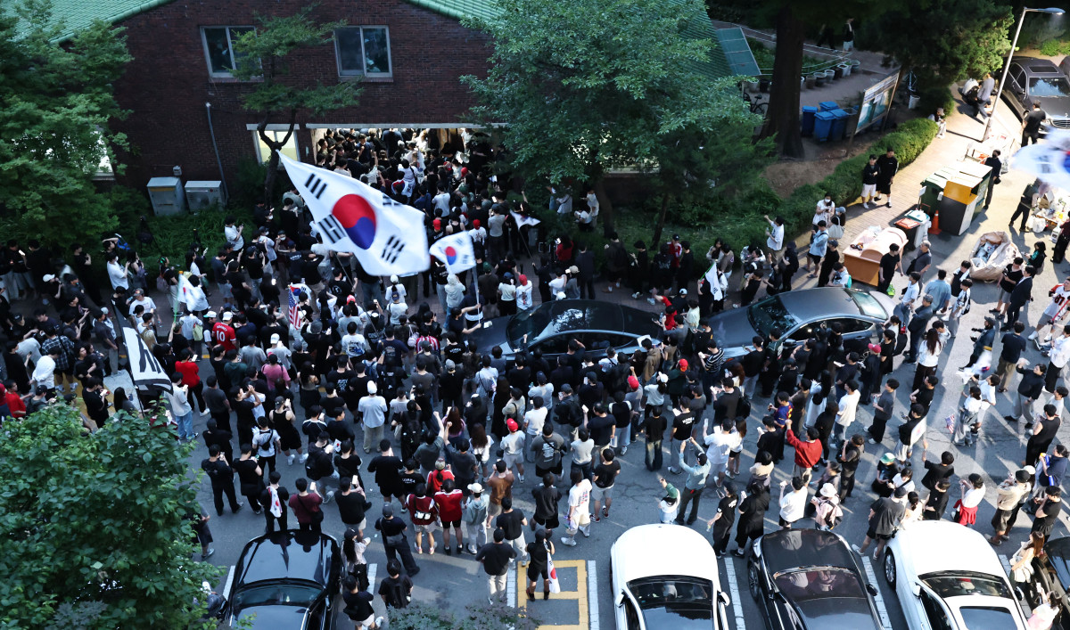 ▲4일 제9회 전국동시지방선거 및 국회의원 재·보궐선거 투표용지 부족으로 투표 시간이 오후 10시까지 연장됐던 서울 송파구 잠실7동 제2투표소 앞에서 투표함 반출에 반대하는 시민들이 밤새 구호를 외치고 있다. (연합뉴스)