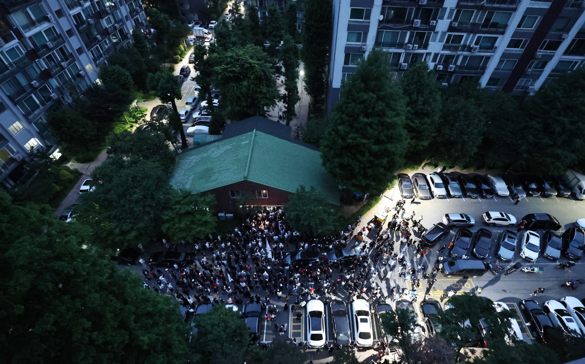 ▲4일 제9회 전국동시지방선거 및 국회의원 재·보궐선거 투표용지 부족으로 투표 시간이 오후 10시까지 연장됐던 서울 송파구 잠실7동 제2투표소 앞에서 투표함 반출에 반대하는 시민들이 밤새 구호를 외치고 있다. (연합뉴스)