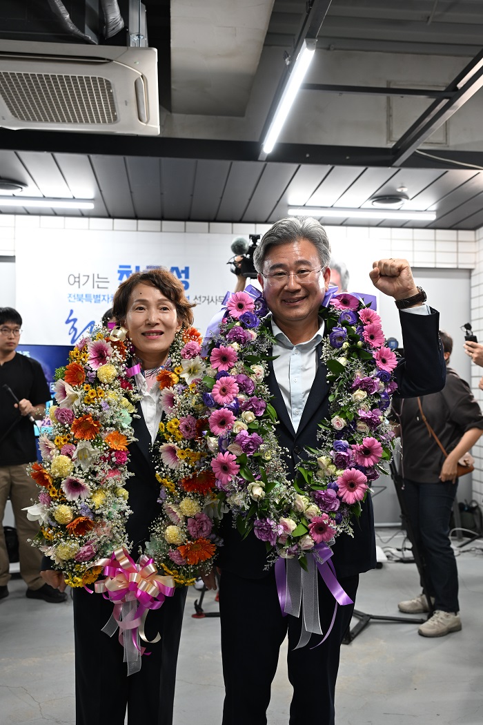 ▲천호성 전북교육감 당선인이 배우자 박은미 씨와 선거캠프 사무실에서 당선 축하 꽃목걸이를 걸고 기념촬영을 하고 있다. (사진제공=천호성 전북교육감 후보  캠프)
