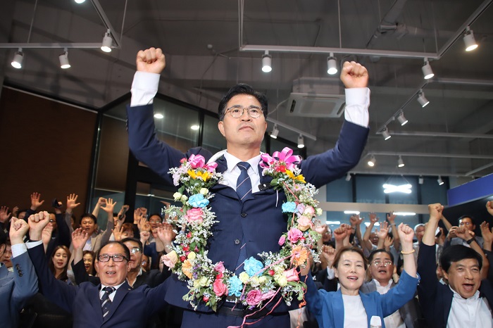 ▲이원택 더불어민주당 전북도지사 당선인이 선거캠프에서 당선 축하 꽃목걸이를 걸고 지지자들과 함께 환호하고 있다. (사진제공=이원택 더불어민주당 전북도지사 후보 캠프.)