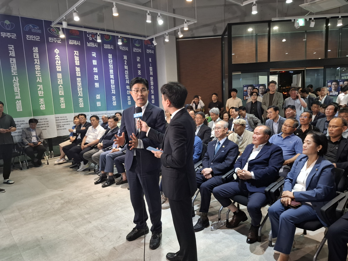 ▲이원택 더불어민주당 전북도지사 후보가 3일 선거캠프에서 취재진의 질문에 답하고 있다. (사진제공=조경환 기자)