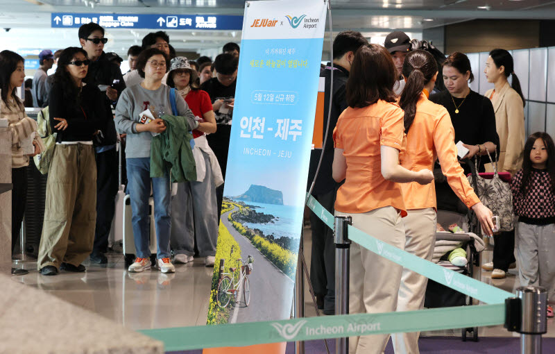 ▲인천∼제주 정기편 국내선 운항이 재개된 12일 인천국제공항 제1여객터미널에서 승객들이 제주도로 향하는 항공기에 탑승하고 있다. (사진제공=연합뉴스)