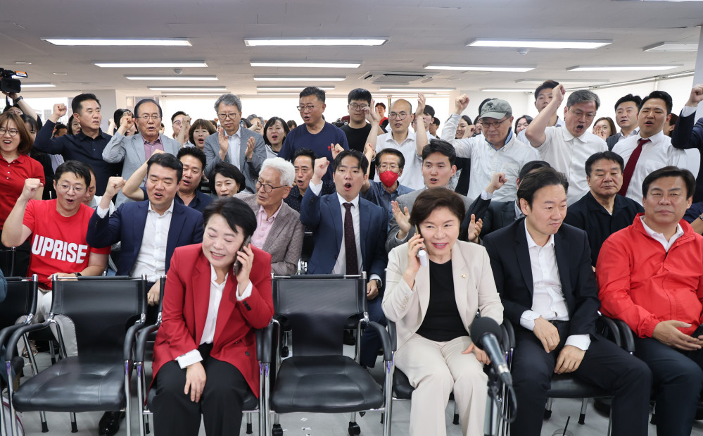 ▲4일 서울 종로구 대왕빌딩에 마련된 국민의힘 오세훈 서울시장 후보 선거사무소에서 선대위 관계자와 오 후보 지지자들이 개표 방송을 시청하며 기뻐하고 있다. (연합뉴스)