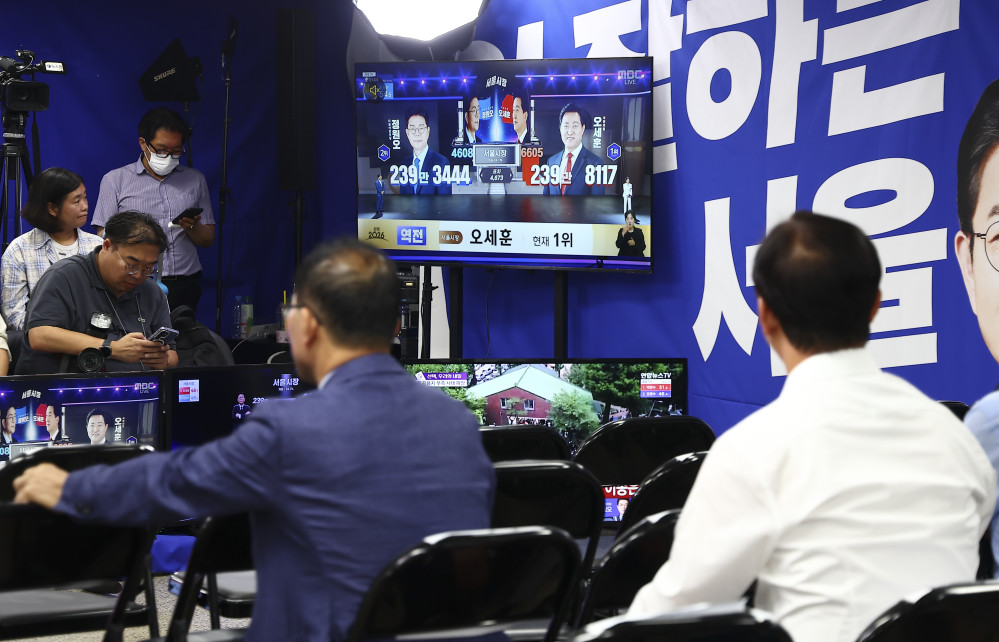 ▲4일 서울 중구 세종대로 더불어민주당 정원오 서울시장 후보 선거상황실에 설치된 모니터에 국민의힘 오세훈 서울시장 후보의 역전 소식을 전하는 뉴스가 나오고 있다. (연합뉴스, 사진공동취재단)
