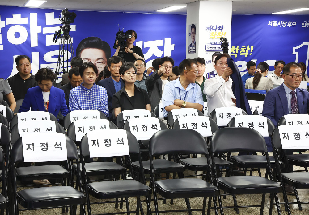 ▲4일 오전 서울 중구 세종대로 정원오 더불어민주당 서울시장 후보자 선거상황실에서 오세훈 국민의힘 서울시장 후보자가 역전하자 지지자들이 아쉬워하고 있다. (뉴시스)