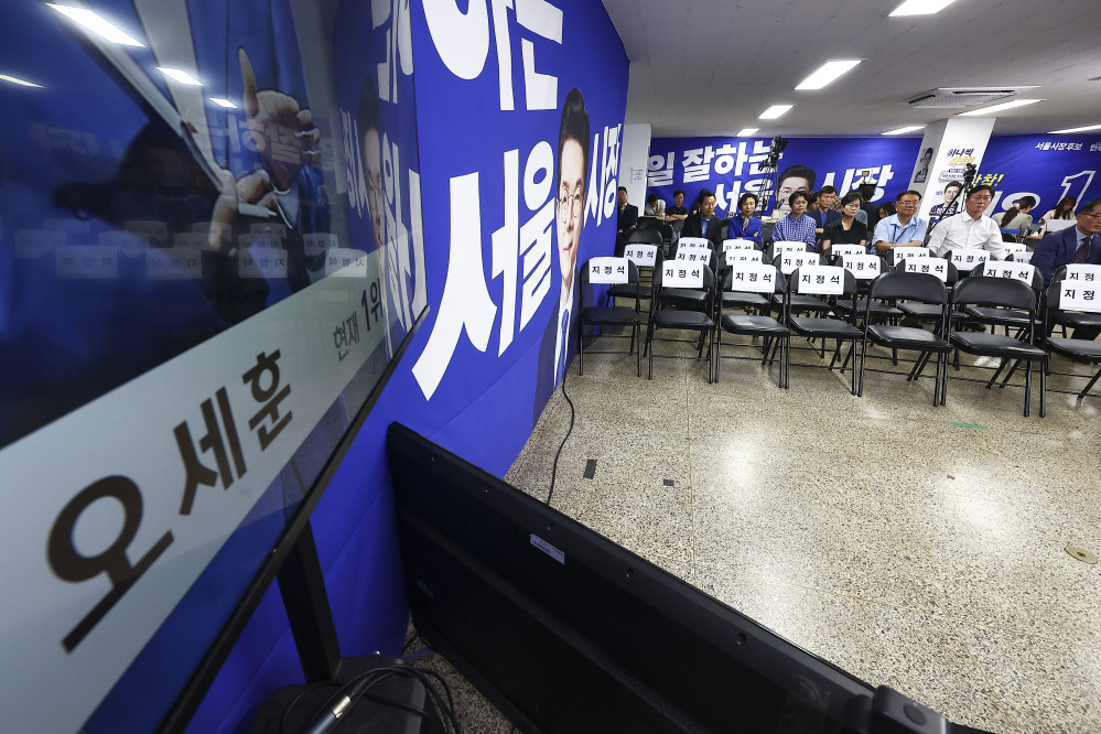 ▲4일 오전 서울 중구 세종대로 정원오 더불어민주당 서울시장 후보 선거상황실에 설치된 모니터에 오세훈 국민의힘 서울시장 후보의 역전 소식을 전하는 뉴스가 나오고 있다. (뉴시스)