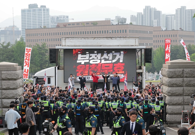 ▲국민의힘 김민수 최고위원이 4일 경기 과천 중앙선거관리위원회 앞에서 열린 지선 투표용지 부족 사태 항의 집회 현장을 찾아 참가자들과 함께 구호를 외치고 있다. (연합뉴스)