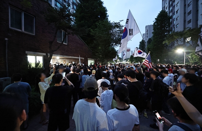 ▲4일 제9회 전국동시지방선거 및 국회의원 재·보궐선거 투표용지 부족으로 투표 시간이 오후 10시까지 연장됐던 서울 송파구 잠실7동 제2투표소 앞에서 투표함 반출에 반대하는 시민들이 밤새 구호를 외치고 있다. (연합뉴스)