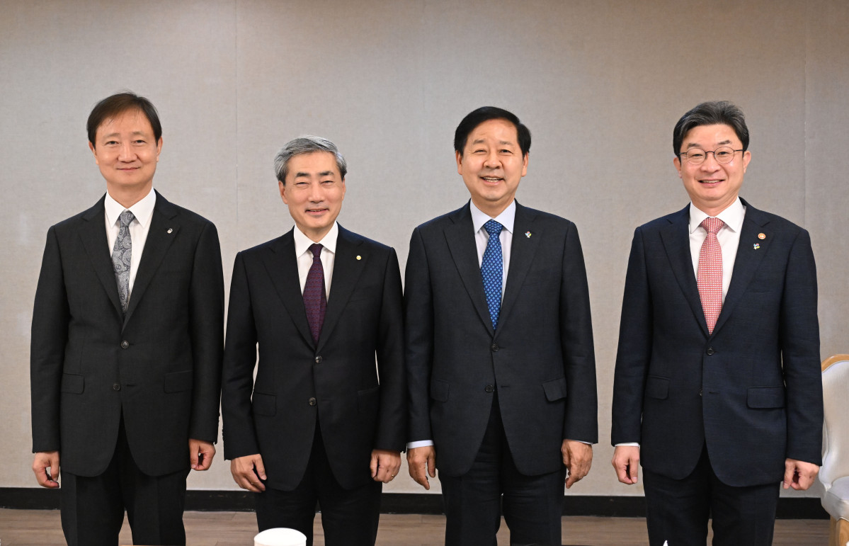 ▲6월 4일 서울 종로구 정부서울청사에서 열린 시장상황점검회의에 앞서 참석자들이 기념사진을 찍고 있다. 왼쪽부터 이찬진 금융감독원장, 신현송 한국은행 총재, 구윤철 부총리, 이억원 금융위원장. (사진제공=재정경제부)