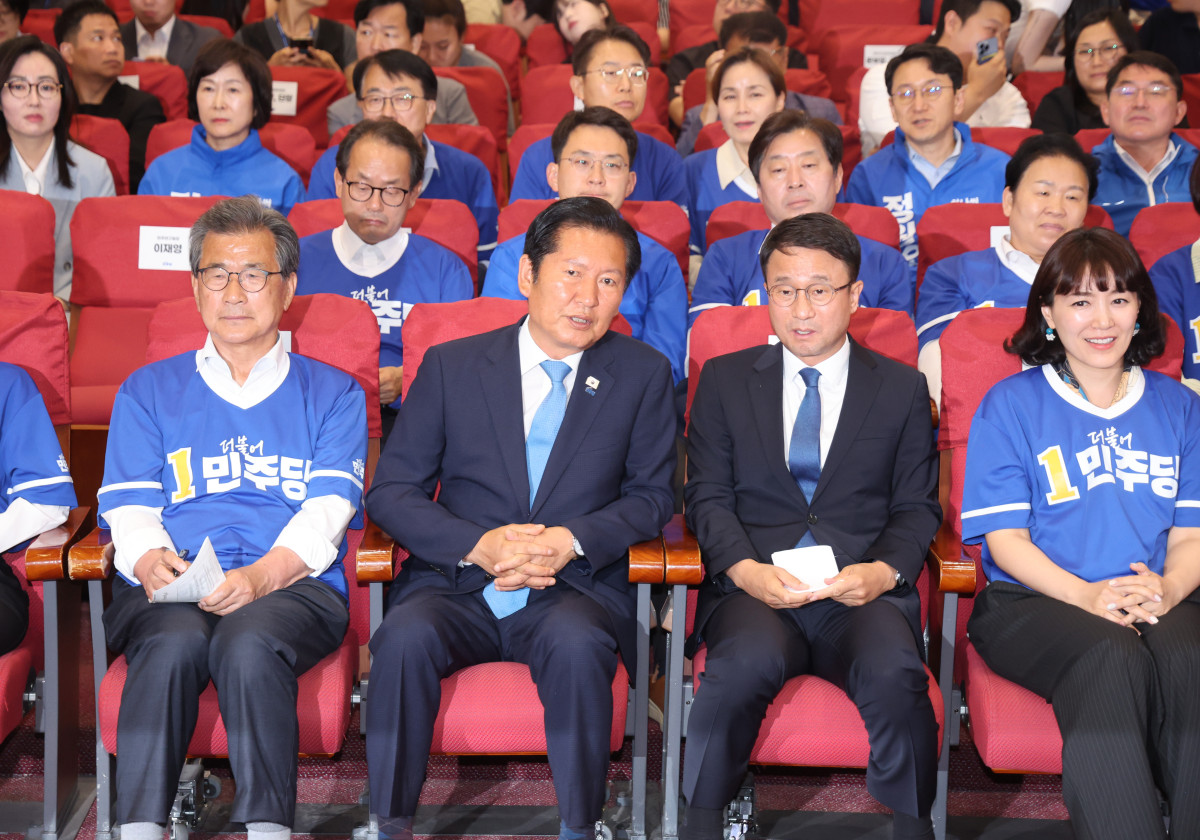 ▲더불어민주당 정청래 총괄상임선거대책위원장과 한병도 공동상임선대위원장, 이시종 공동상임선대위원장이 3일 국회 의원회관에 마련한 제9회 전국동시지방선거·국회의원 재보궐선거 개표상황실에서 출구조사 결과를 지켜보고 있다. (사진=연합뉴스)