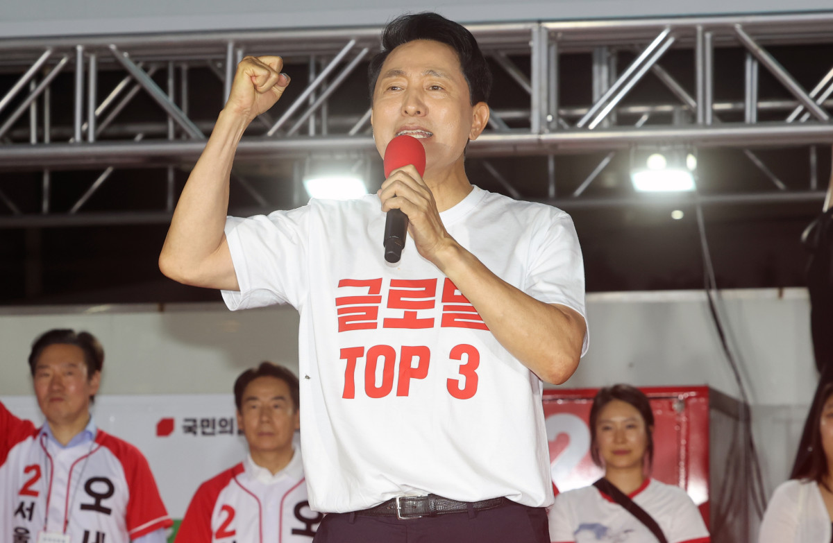 ▲국민의힘 오세훈 서울시장 후보가 2일 서울 서대문구 신촌역 스타광장에서 열린 파이널 유세에서 지지를 호소하고 있다. (사진=연합뉴스)