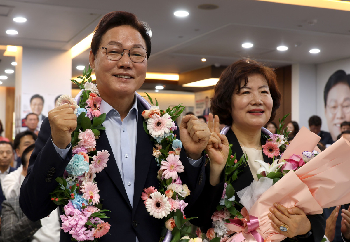 ▲국민의힘 박완수 경남도지사 당선인과 부인 차경애 씨가 4일 오전 경남 창원시 성산구 상남동에 마련된 선거사무소에서 당선 '확실' 소식에 기뻐하고 있다. (연합뉴스)