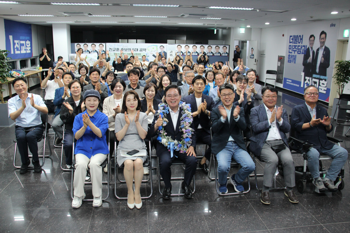 ▲제9회 전국 동시 지방선거에서 민선 제9기 서울 강서구청장으로 재선에 성공한 진교훈(57) 더불어민주당 후보가 선거 사무실에서 지지자들과 당선 인사를 나누고 있다. (사진 제공 = 진교훈 착착캠프)