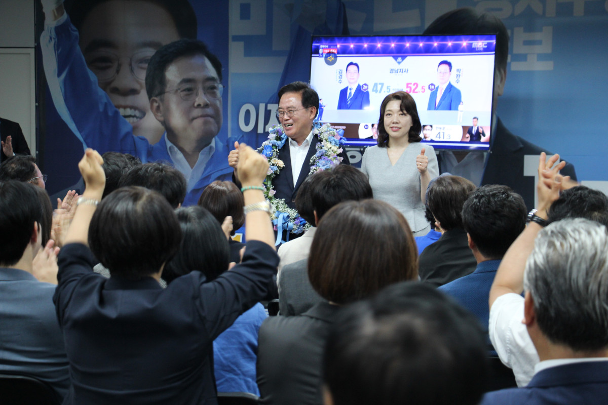 ▲제9회 전국 동시 지방선거에서 민선 제9기 서울 강서구청장으로 재선에 성공한 진교훈(57) 더불어민주당 후보가 선거 사무실에서 지지자들과 당선 인사를 나누고 있다. (사진 제공 = 진교훈 착착캠프)