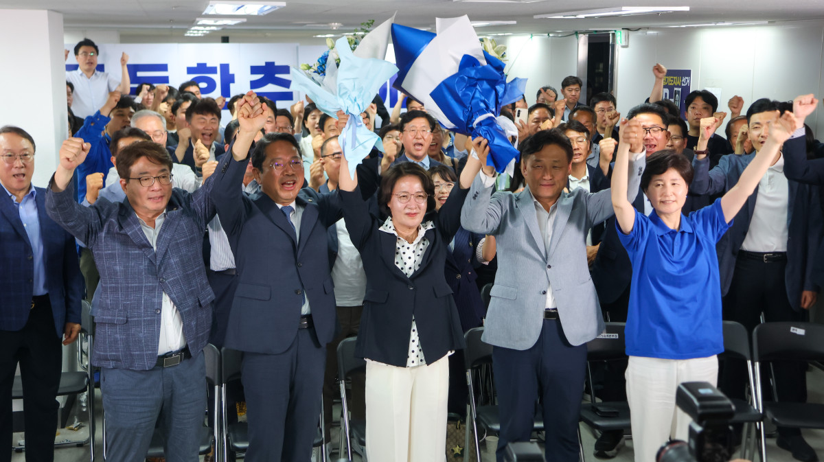 ▲추미애 더불어민주당 경기도지사 당선인이 4일 경기 수원시 선거사무소에서 당선이 확정되자 꽃다발을 들고 기뻐하고 있다. (추미애 선거캠프)
