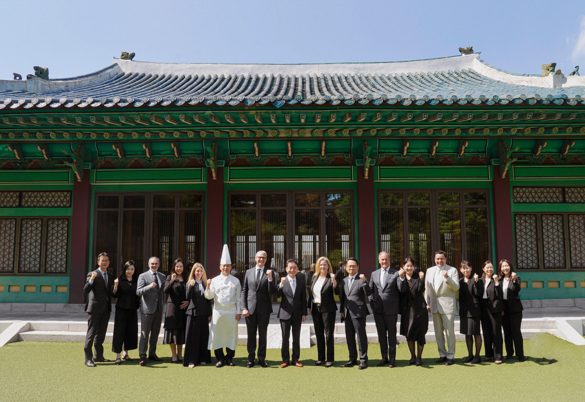 ▲서울신라호텔과 LHW의 주요 인사가 영빈관에서 기념 사진을 촬영하고 있다.            서울신라호텔 윤준식 총주방장(좌측에서 여섯 번째), LHW CCO(Chief Commercial Officer) 크리스 워커(Chris Walker, 좌측에서 일곱 번째), 서울신라호텔 성윤기 총지배인(좌측에서 여덟 번째), LHW CEO 셰넌 냅(Shannon Knapp, 좌측에서 아홉 번째) (사진제공=호텔신라)