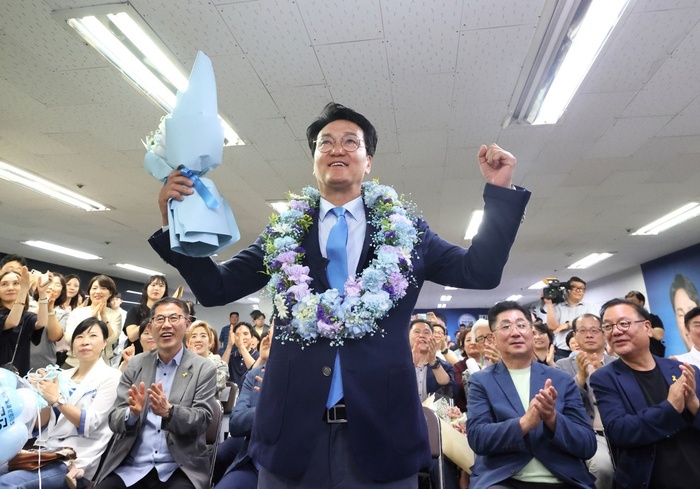 ▲안민석 경기도교육감 당선인이 4일 경기 수원시 선거캠프에서 당선이 확정되자 꽃다발을 들고 지지자들과 함께 환호하고 있다. (안민석 캠프)