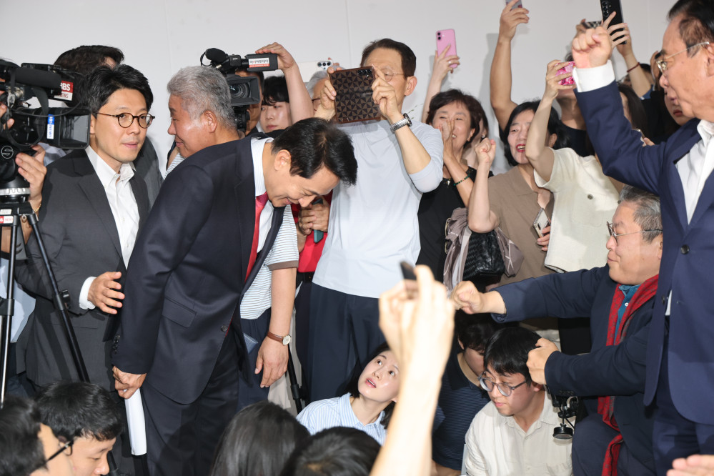 ▲오세훈 국민의힘 서울시장 후보가 제9회 전국동시지방선거일 다음날인 4일 서울 종로구 대왕빌딩에 마련된 선거사무소에서 고개 숙여 인사하고 있다. (연합뉴스)