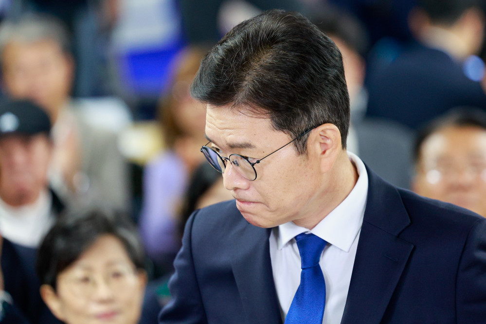 ▲정원오 더불어민주당 서울시장 후보가 4일 서울 중구 세종대로 캠프에서 제9회 전국동시지방선거 관련 입장을 밝힌 뒤 사무실을 나서고 있다. (연합뉴스, 사진공동취재단)