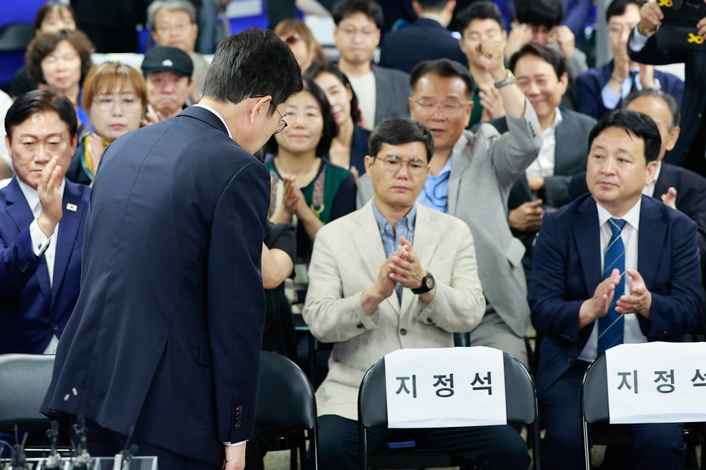 ▲정원오 더불어민주당 서울시장 후보가 4일 서울 중구 세종대로 캠프에서 제9회 전국동시지방선거 관련 입장을 밝힌 뒤 인사하고 있다. (연합뉴스, 사진공동취재단)