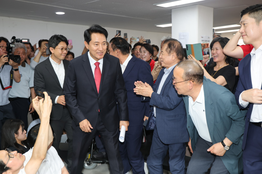 ▲오세훈 국민의힘 서울시장 후보가 제9회 전국동시지방선거일 다음날인 4일 서울 종로구 대왕빌딩에 마련된 선거사무소로 들어오고 있다. (연합뉴스)