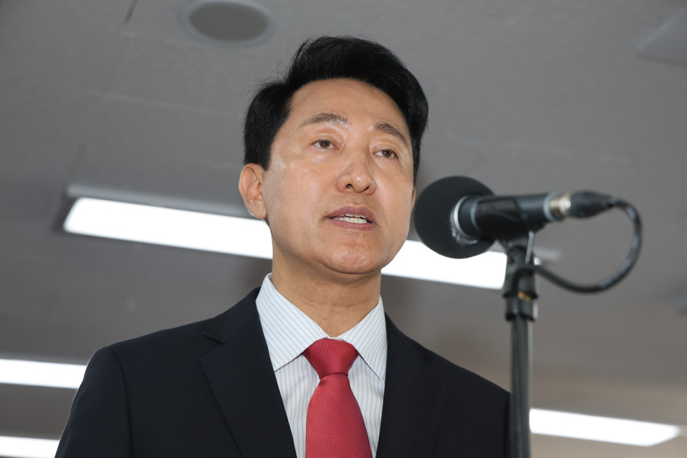 ▲오세훈 국민의힘 서울시장 후보가 제9회 전국동시지방선거일 다음날인 4일 서울 종로구 대왕빌딩에 마련된 선거사무소에서 발언하고 있다. (연합뉴스)