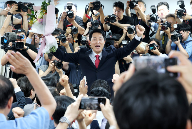 ▲6·3 지방선거에서 서울시장 당선이 사실상 확정된 국민의힘 오세훈 후보가 9회 전국동시지방선거일 다음날인 4일 서울 종로구 대왕빌딩에 마련된 선거사무소에서 입장 발표 뒤 지지자들을 향해 인사하고 있다. (연합뉴스)