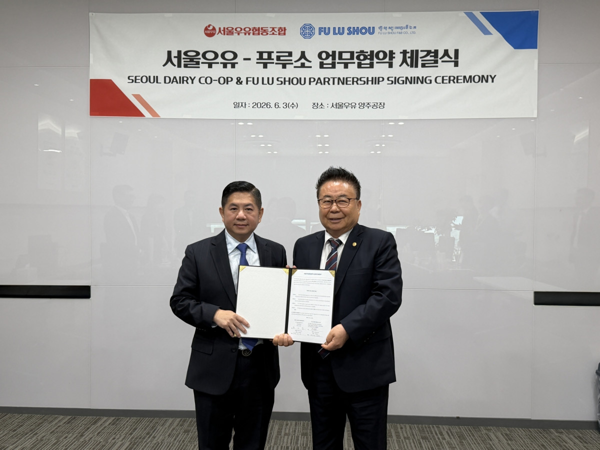 ▲3일 서울우유 양주공장에서 열린 캄보디아 수출 확대를 위한 업무협약 체결식에서 속 삼낭(왼쪽) 푸루소 회장과 문진섭  서울우유협동조합 조합장이 기념사진을 촬영하고 있다. (사진제공=서울우유협동조합)