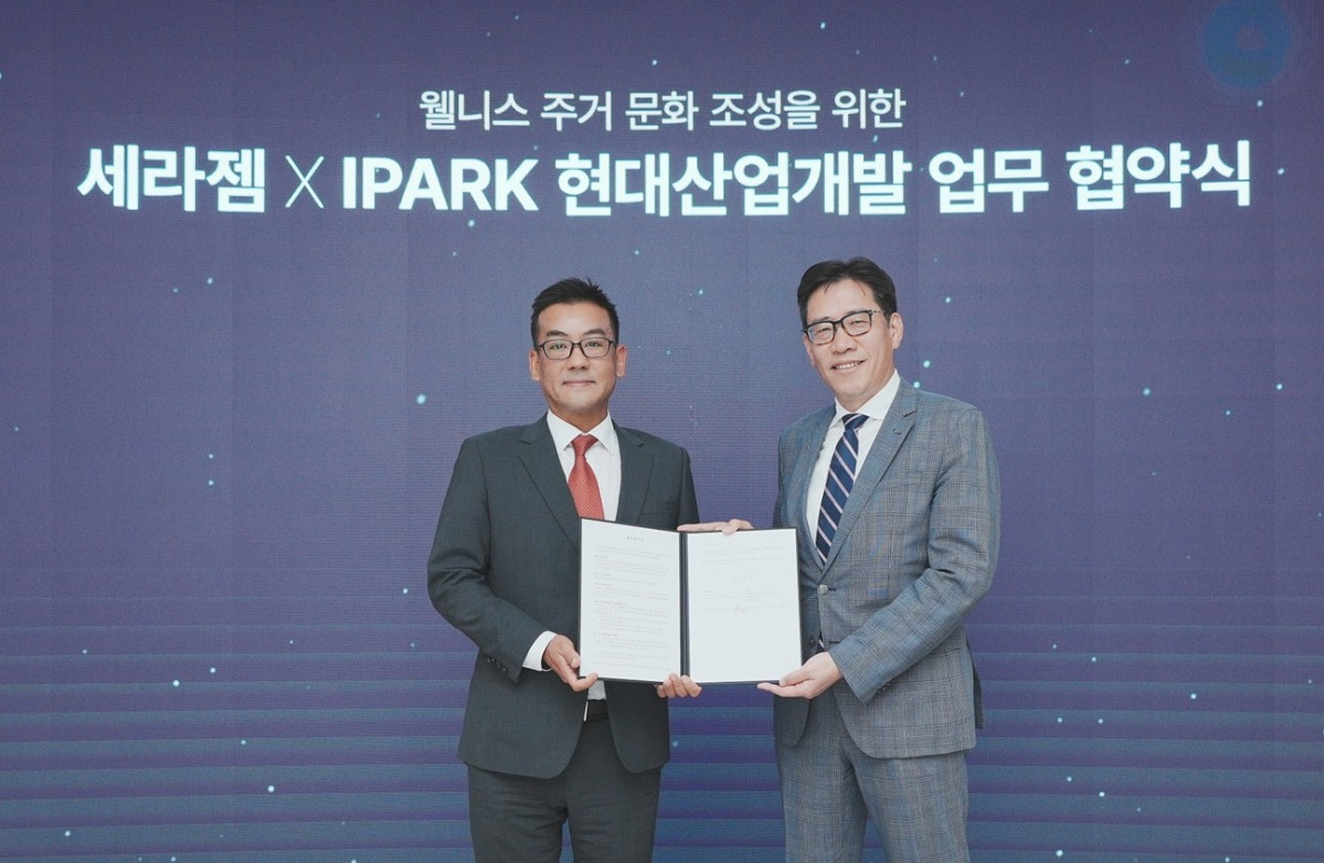 ▲IPARK현대산업개발이 2일 서울 강남구 역삼동 세라젬 서울타운에서 세라젬과 웰니스 주거 문화 조성을 위한 업무협약(MOU)을 체결했다. 오른쪽부터 박희윤 IPARK현대산업개발 개발본부장, 조용준 세라젬 미래전략추진단장. (사진제공=IPARK현대산업개발)