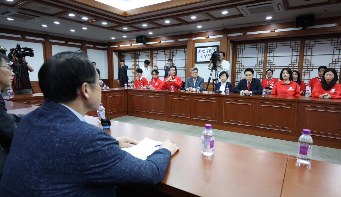 ▲장동혁 국민의힘 상임선거대책위원장이 투표용지 부족 사태 관련 3일 오후 경기 과천시 중앙선거관리위원회를 항의 방문해 허철훈 중앙선거관리위원회 사무총장 등과 면담하고 있다. (뉴시스)